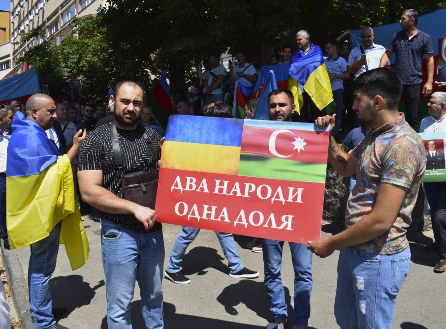 В Киеве прошел многолюдный митинг в знак протеста против провокации армян и поддержки азербайджанской армии