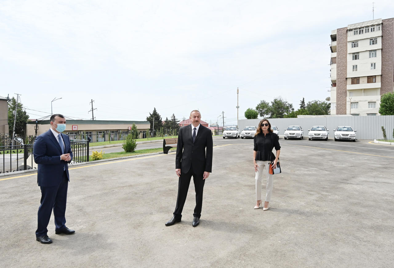 Президент Ильхам Алиев и Первая леди Мехрибан Алиева приняли участие в церемонии выдачи квартир и автомобилей семьям шехидов и инвалидам войны в Баку