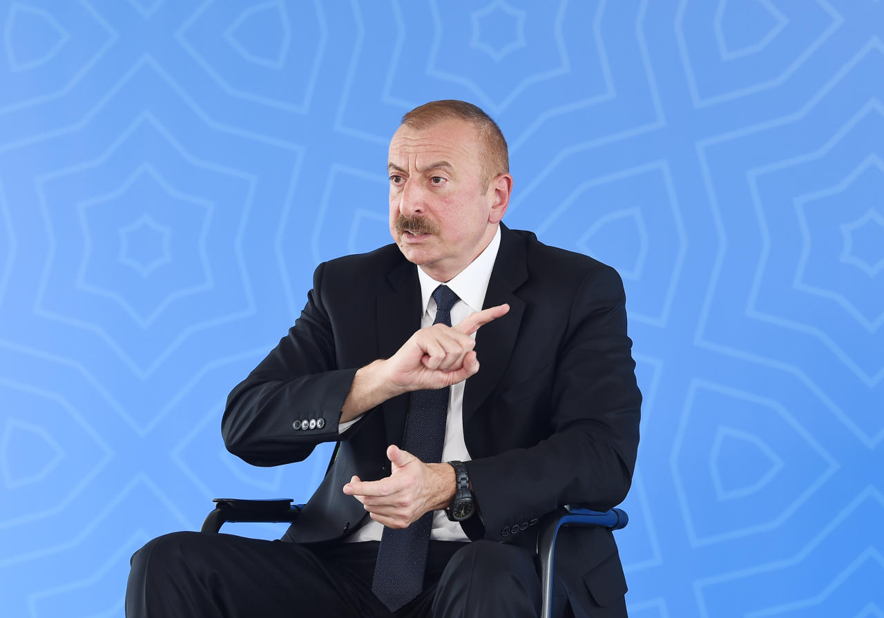 Президент Ильхам Алиев и Первая леди Мехрибан Алиева приняли участие в церемонии выдачи квартир и автомобилей семьям шехидов и инвалидам войны в Баку