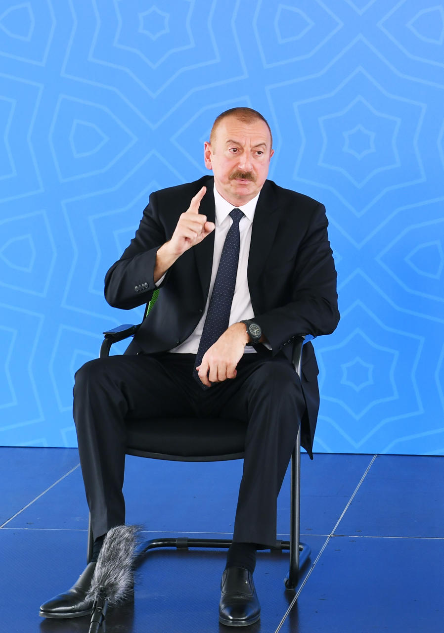 Президент Ильхам Алиев и Первая леди Мехрибан Алиева приняли участие в церемонии выдачи квартир и автомобилей семьям шехидов и инвалидам войны в Баку