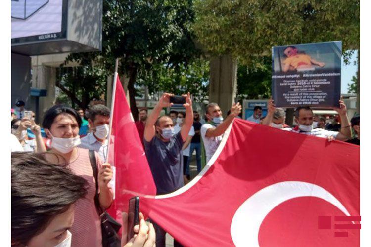В Стамбуле состоялась акция в поддержку Азербайджана и в знак протеста против провокаций Армении