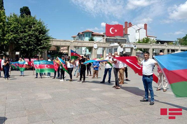 В Стамбуле состоялась акция в поддержку Азербайджана и в знак протеста против провокаций Армении