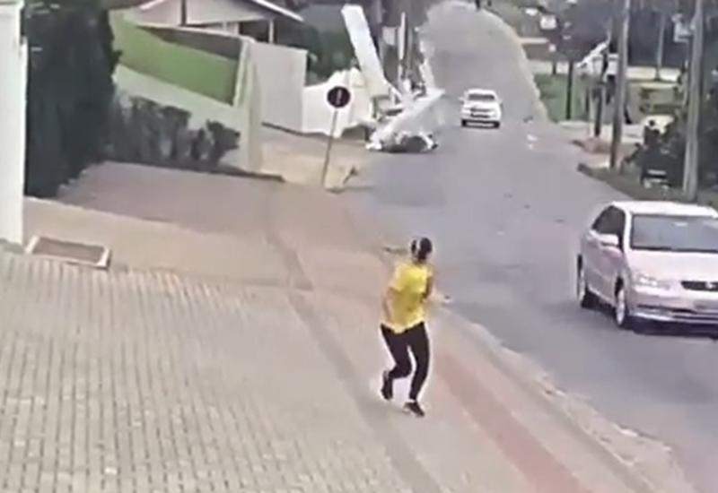 Крушение самолета, упавшего на улице бразильского города, попало на видео
