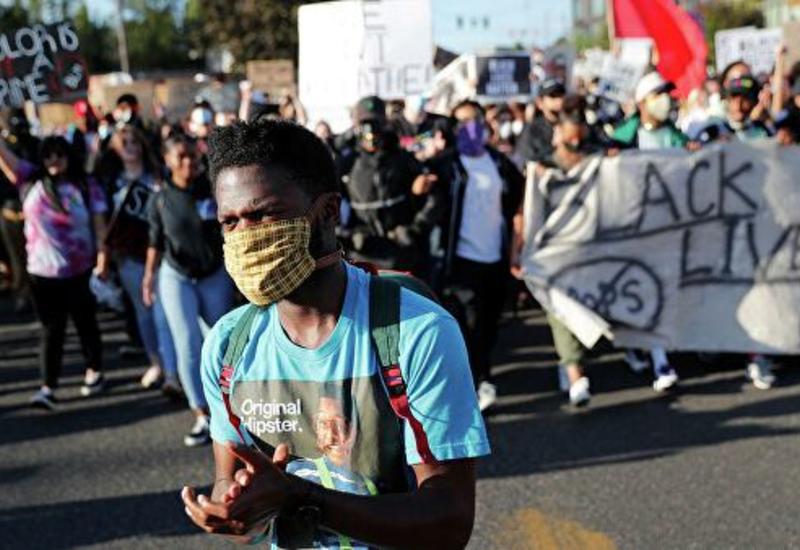 Протестующие в Калифорнии подожгли здание суда