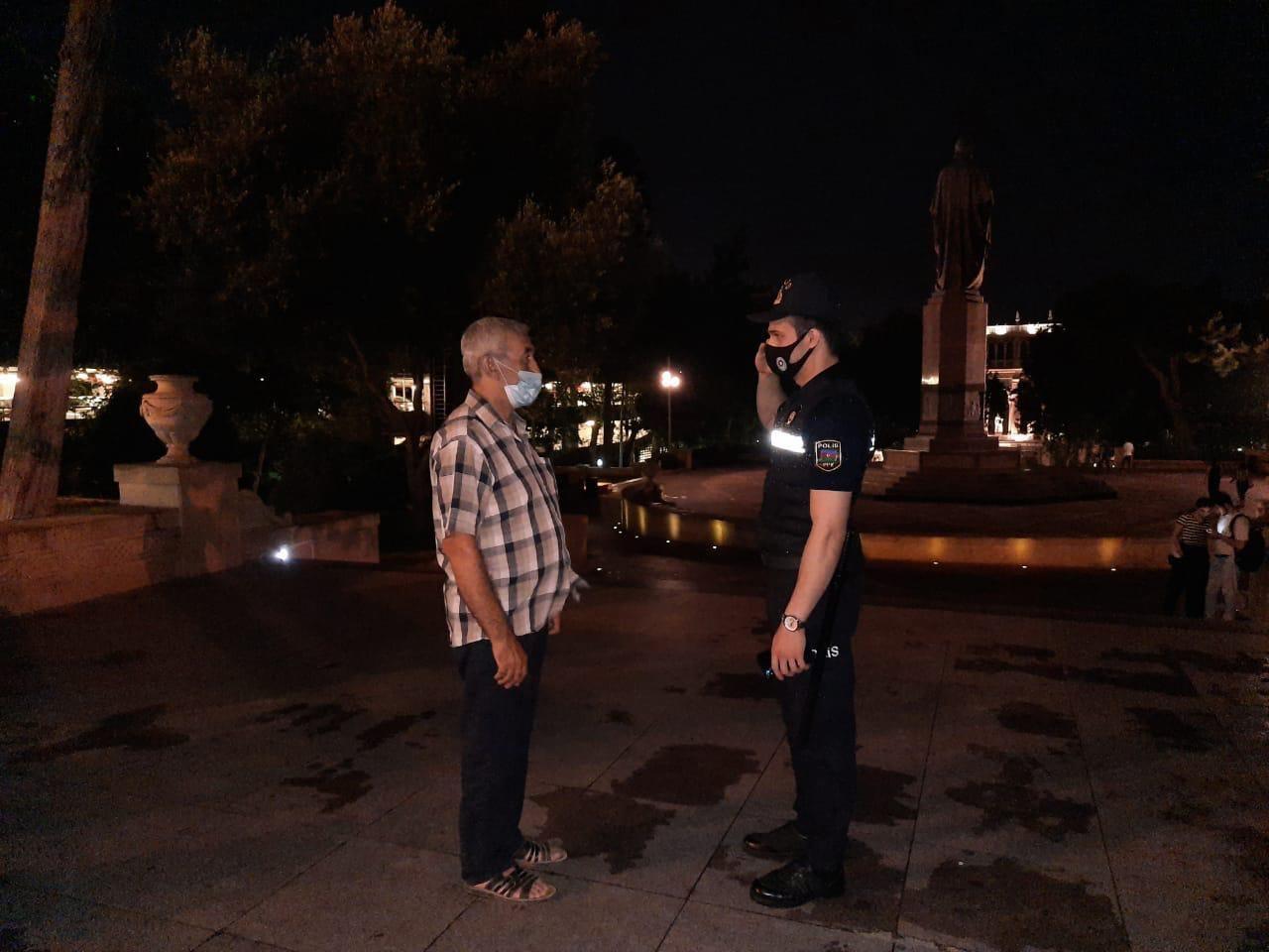 В Баку продолжаются вечерние рейды полиции