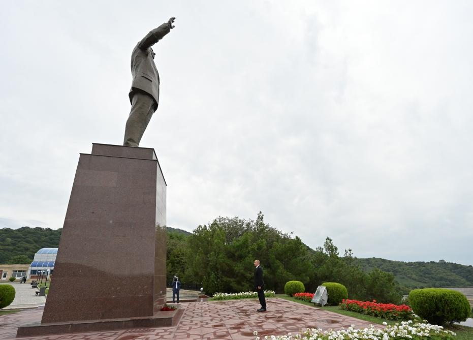 Президент Ильхам Алиев посетил памятник Общенациональному лидеру Гейдару Алиеву в Балакене