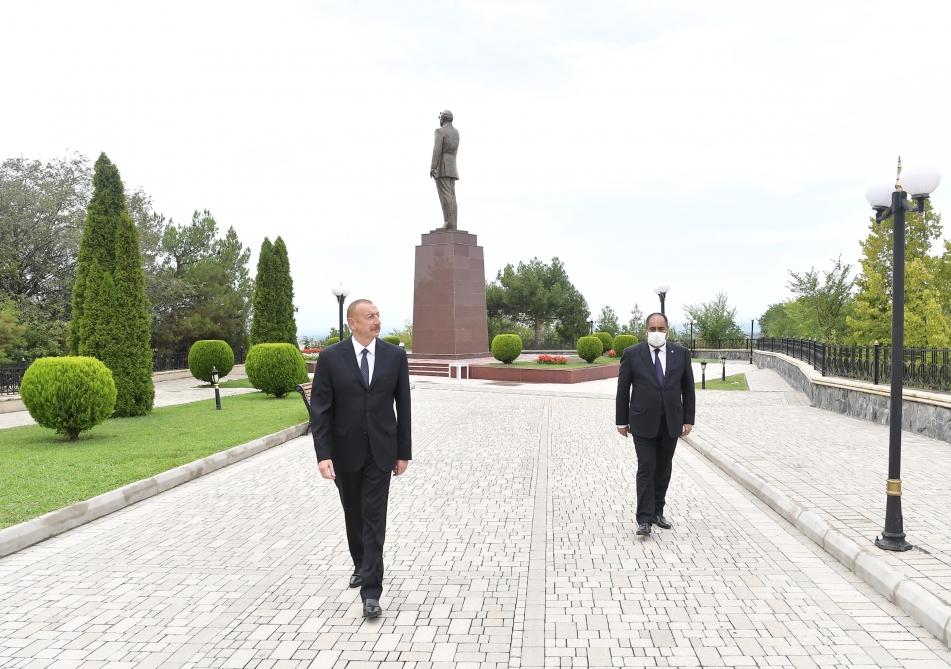 Президент Ильхам Алиев посетил памятник Общенациональному лидеру Гейдару Алиеву в Балакене