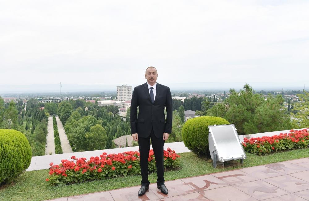 Президент Ильхам Алиев посетил памятник Общенациональному лидеру Гейдару Алиеву в Балакене