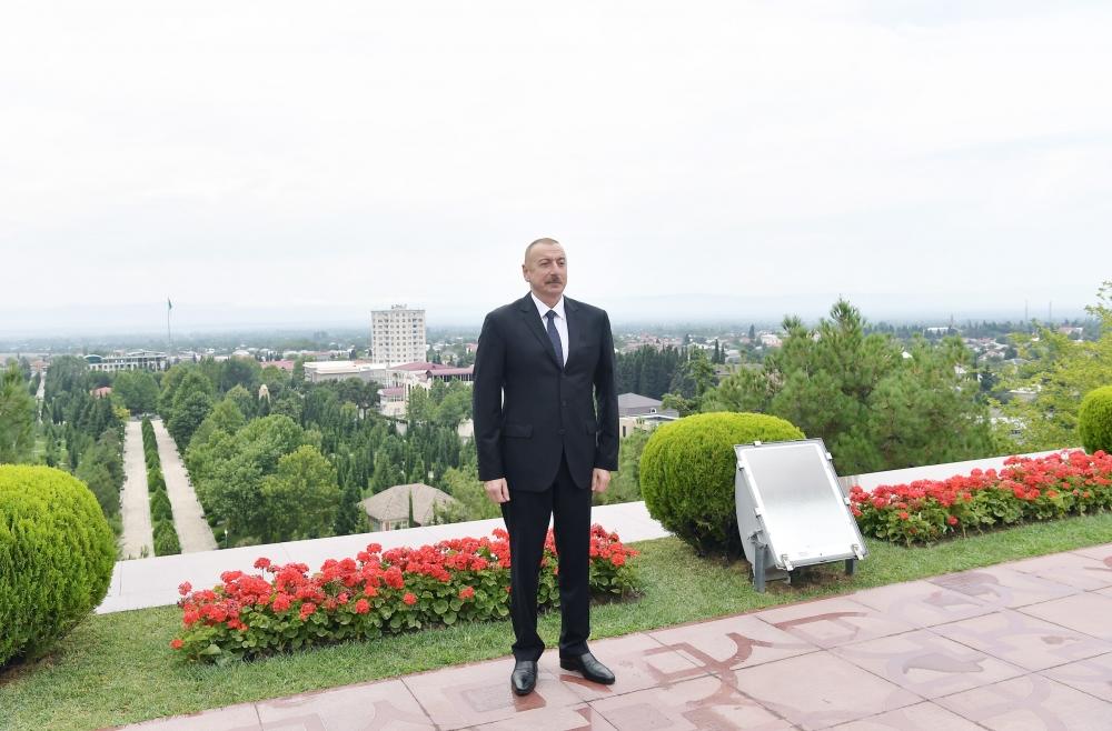 Президент Ильхам Алиев посетил памятник Общенациональному лидеру Гейдару Алиеву в Балакене