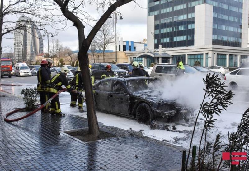 В Баку автомобиль врезался в бордюр и загорелся