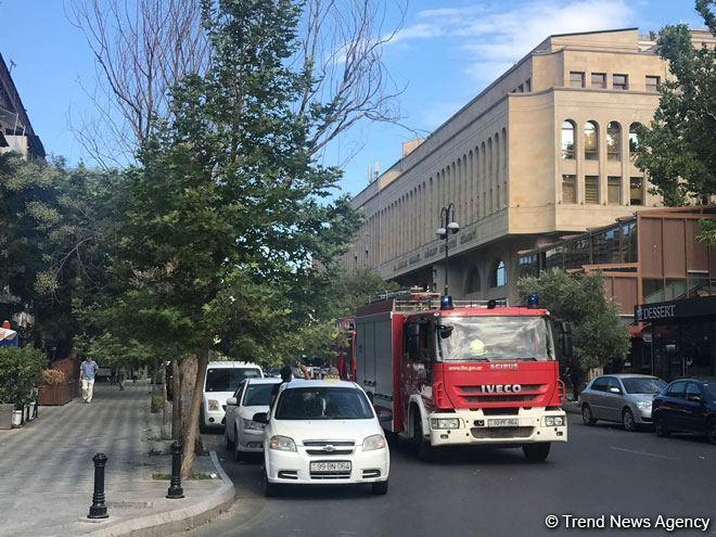 В центре Баку горит здание