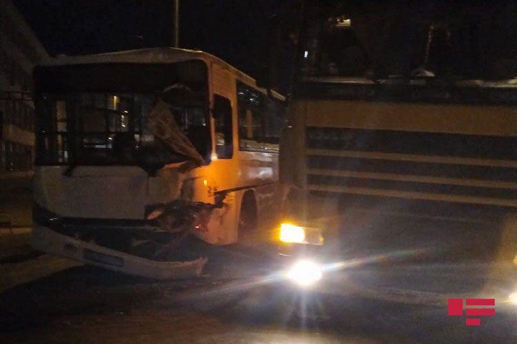 В Баку незаконно перевозивший пассажиров автобус попал в ДТП, есть раненые