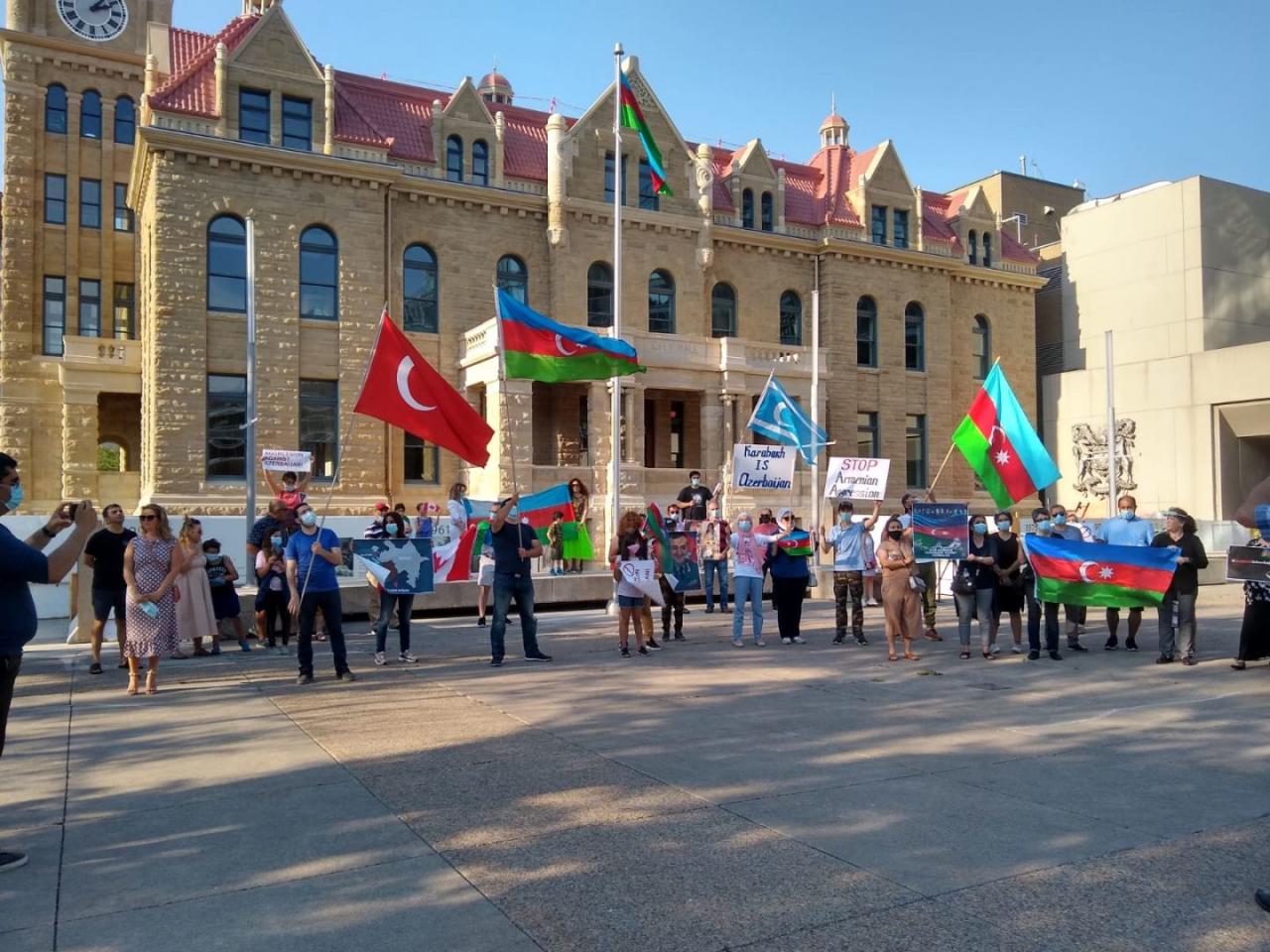В центре канадского Калгари возвышен государственный флаг Азербайджана
