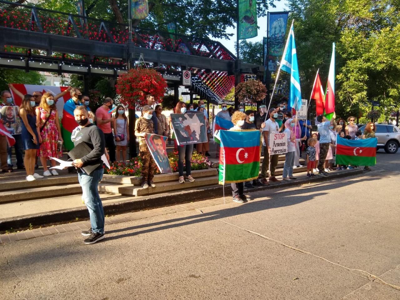 В центре канадского Калгари возвышен государственный флаг Азербайджана