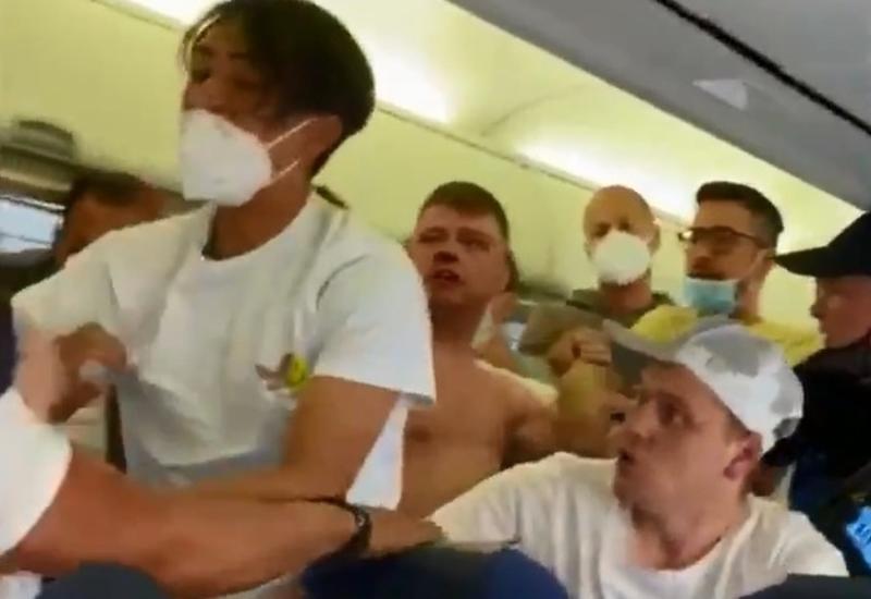 Пассажиры самолета подрались из-за маски во время полета на Ибицу