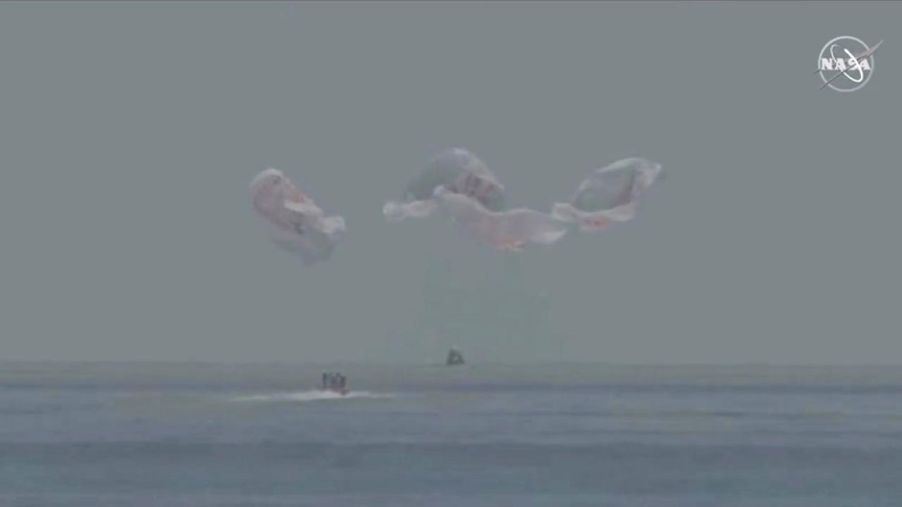 Кадры приводнения Crew Dragon у побережья США