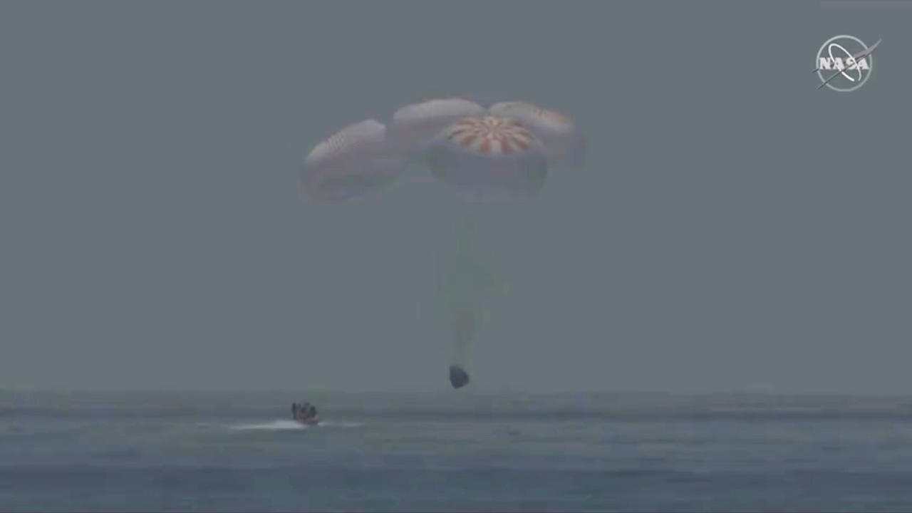 Кадры приводнения Crew Dragon у побережья США