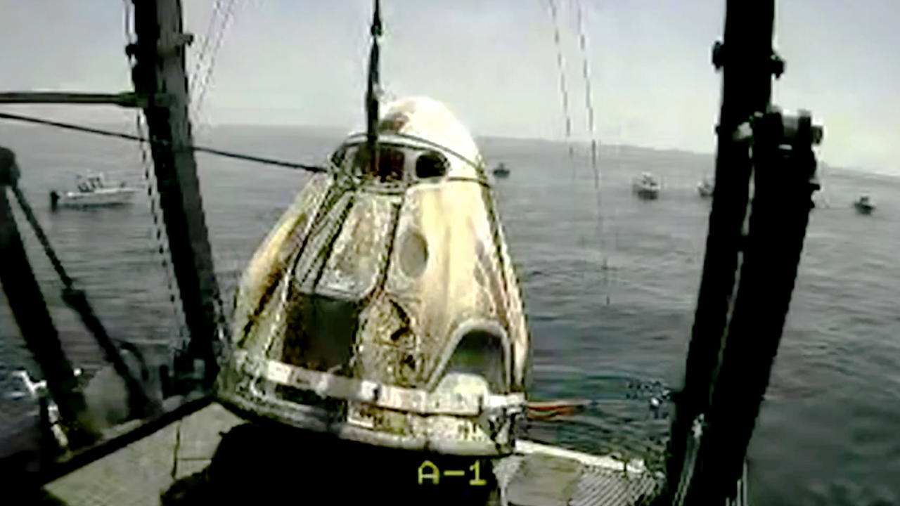 Кадры приводнения Crew Dragon у побережья США