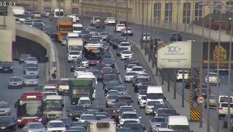 На некоторых улицах и проспектах Баку возникли заторы