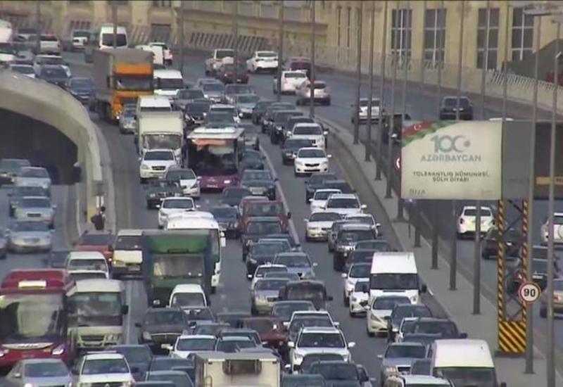 На некоторых улицах и проспектах Баку возникли заторы