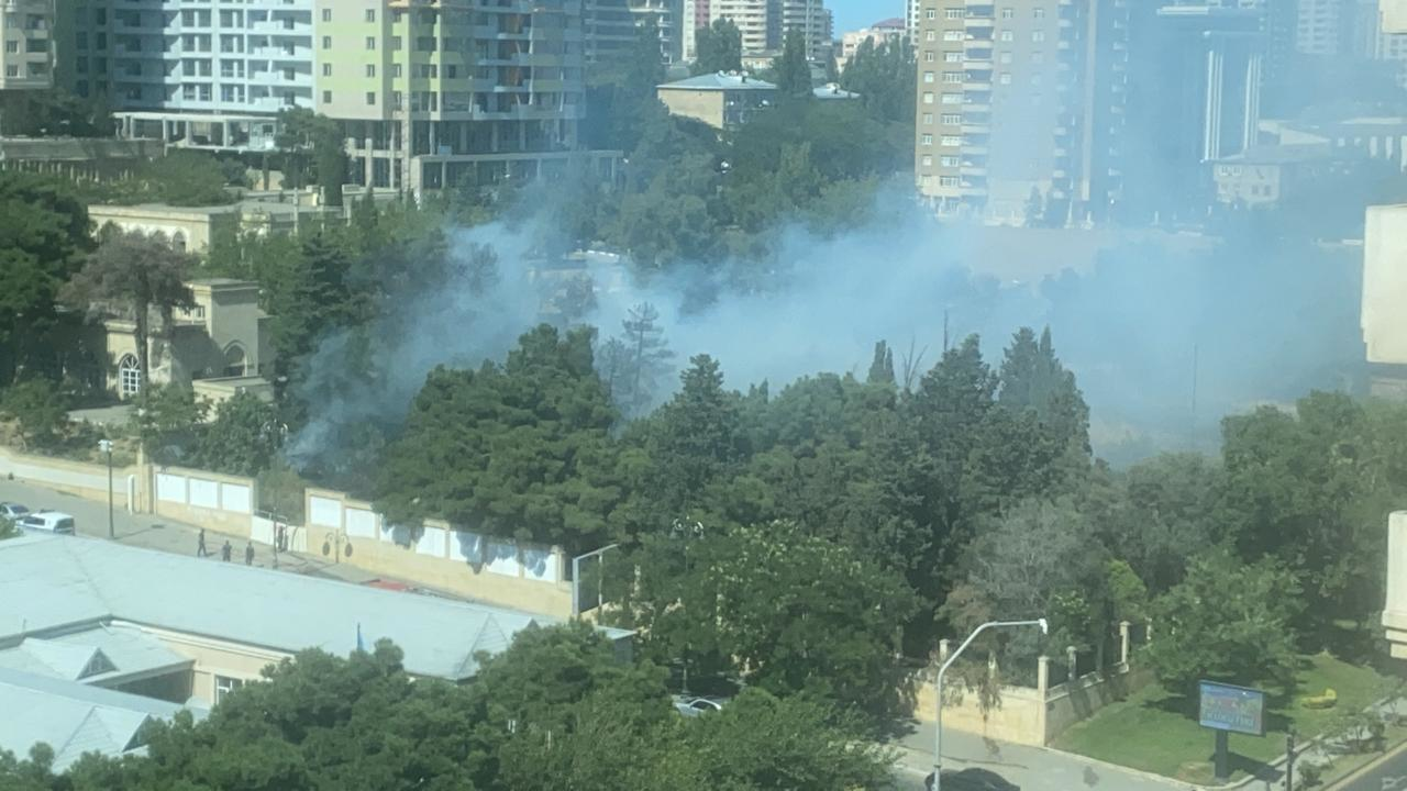 В центре Баку вспыхнул сильный пожар