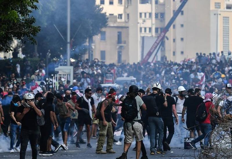 Акции протеста в Бейруте, пострадали более 100 военнослужащих