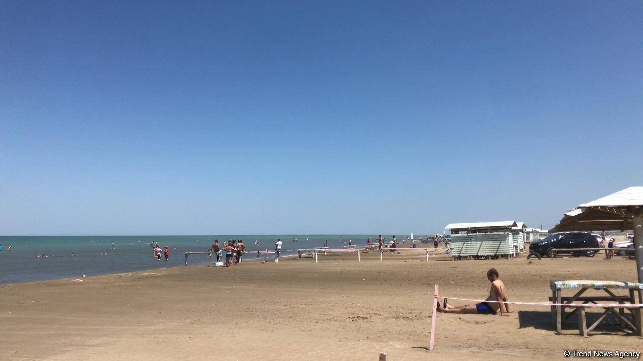 Длинные очереди у пляжей в Азербайджане