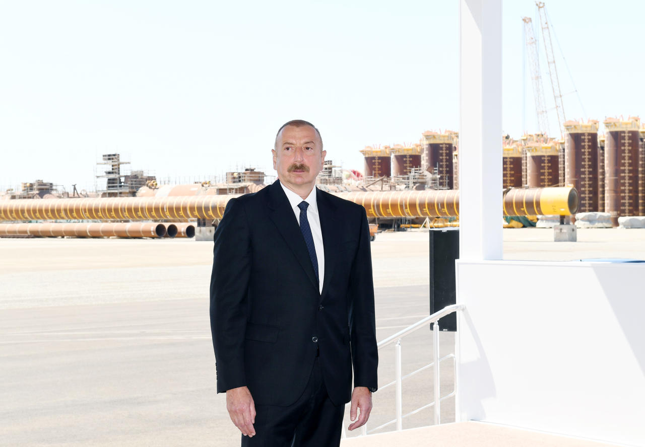 Президент Ильхам Алиев принял участие в церемонии отправки в море опорного блока месторождения «Карабах»