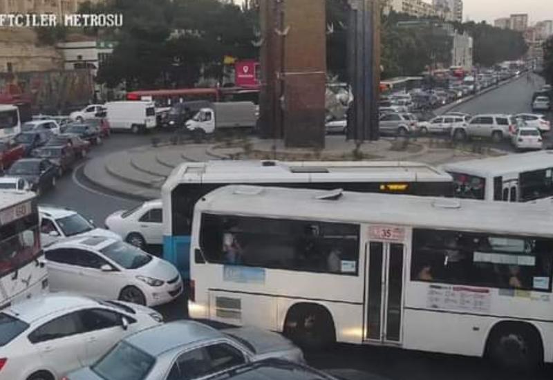 Bakının “Dakar” meydanında nəqliyyatın hərəkəti dayanıb