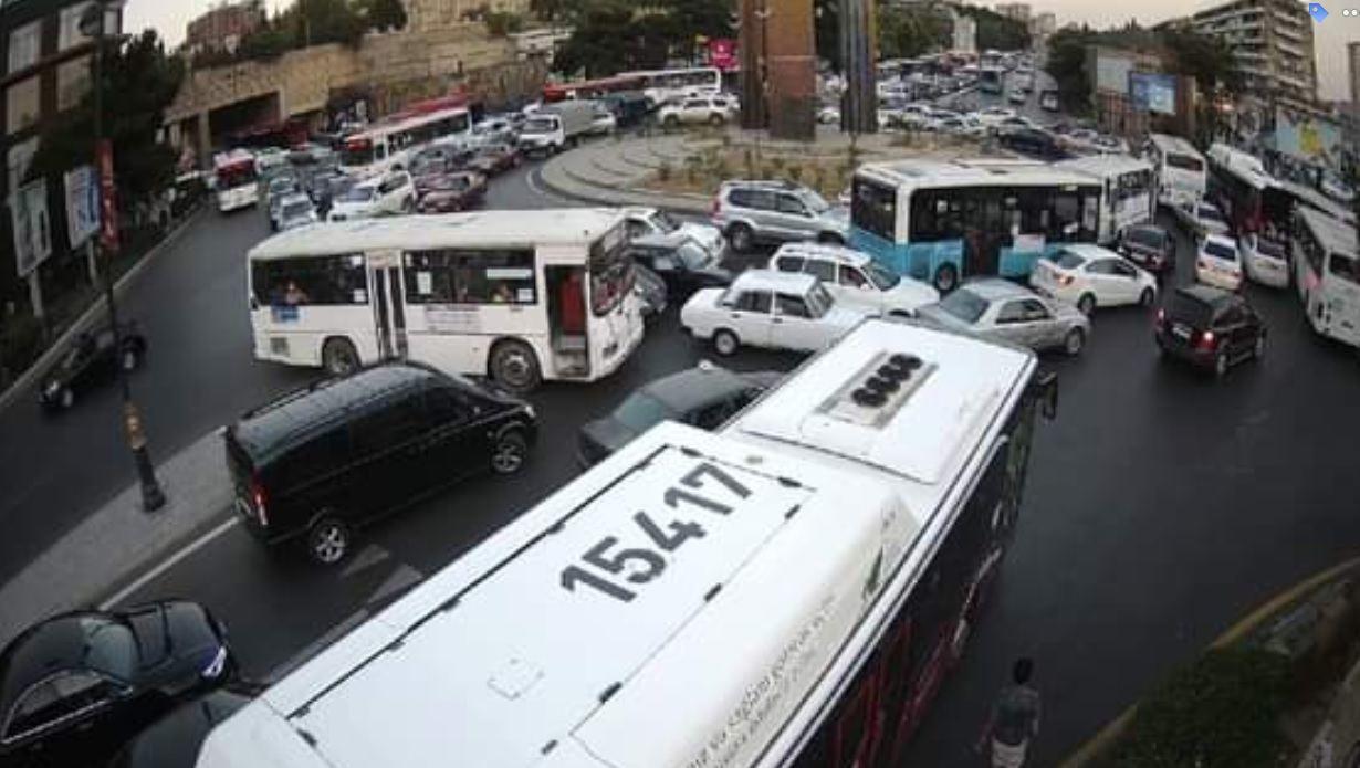 Bakının “Dakar” meydanında nəqliyyatın hərəkəti dayanıb