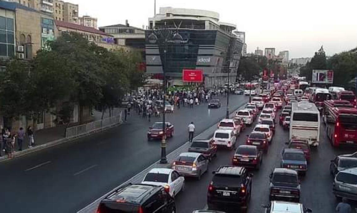 Bakının “Dakar” meydanında nəqliyyatın hərəkəti dayanıb