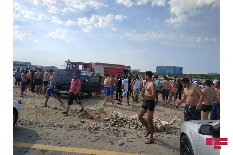 Bakıda çimərlikdə avtomobil yanıb