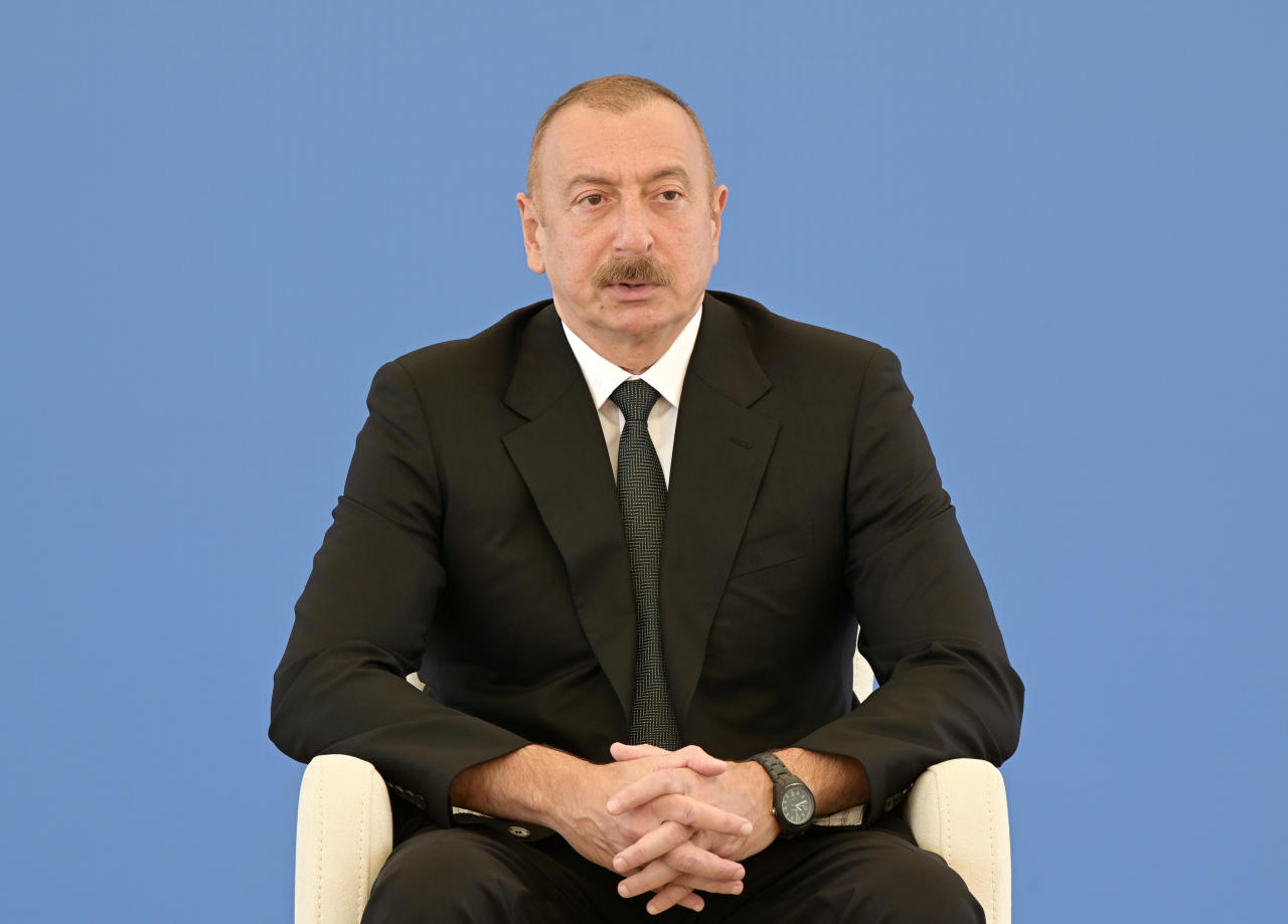 Президент Ильхам Алиев ознакомился со строительством 330/220/110-киловольтной электроподстанции «Гобу»