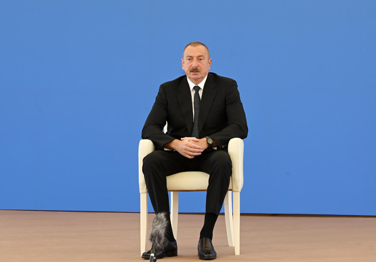Президент Ильхам Алиев ознакомился со строительством 330/220/110-киловольтной электроподстанции «Гобу»