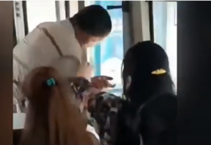 Bakıda avtobusda dava: Qadın ona sataşan kişini döydü
