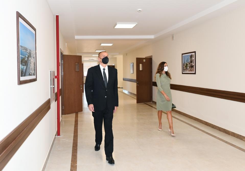 Президент Ильхам Алиев и Первая леди Мехрибан Алиева приняли участие в открытии нового здания школы в поселке Гала в Баку