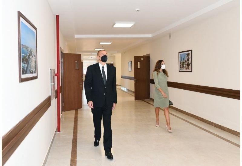 Президент Ильхам Алиев и Первая леди Мехрибан Алиева приняли участие в открытии нового здания школы в поселке Гала в Баку