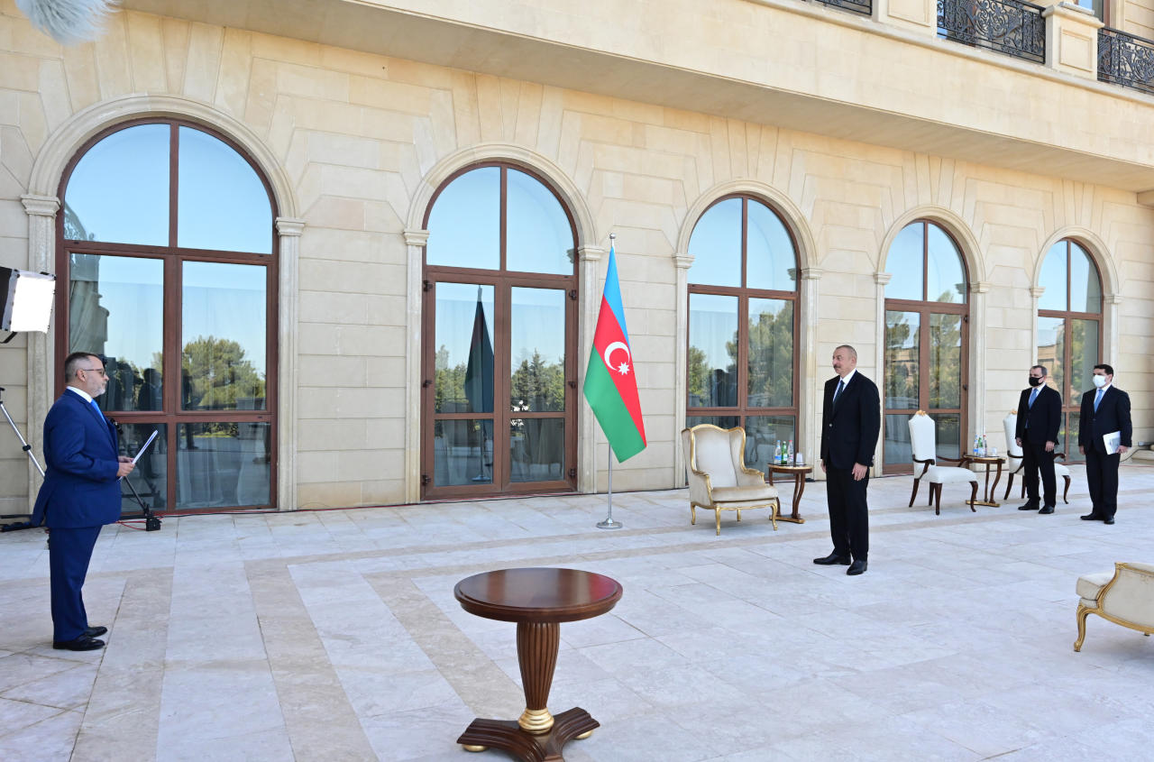 Президент Ильхам Алиев принял верительные грамоты на новоназначенного посла Греции в Азербайджане