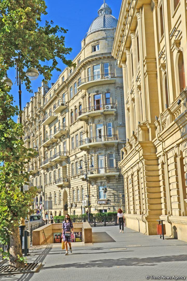 Баку встречает «карантинную осень»