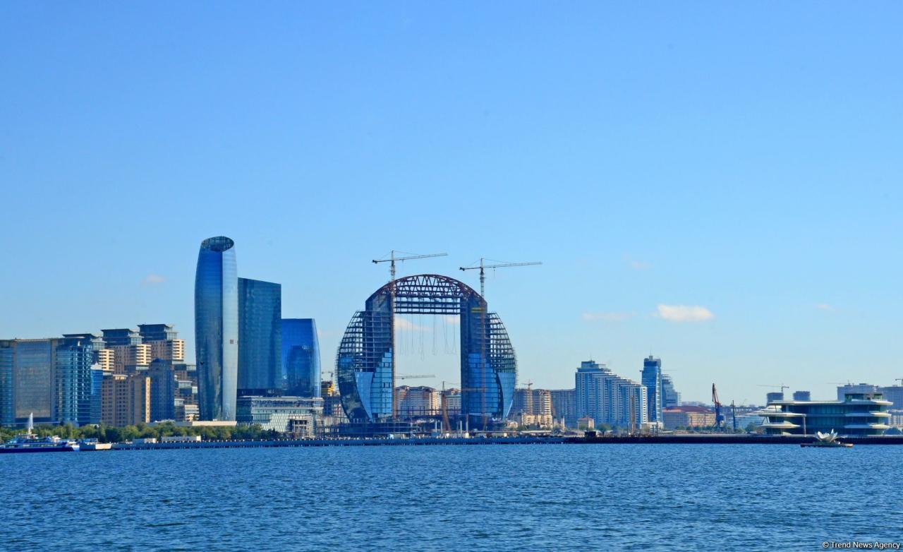 Баку встречает «карантинную осень»