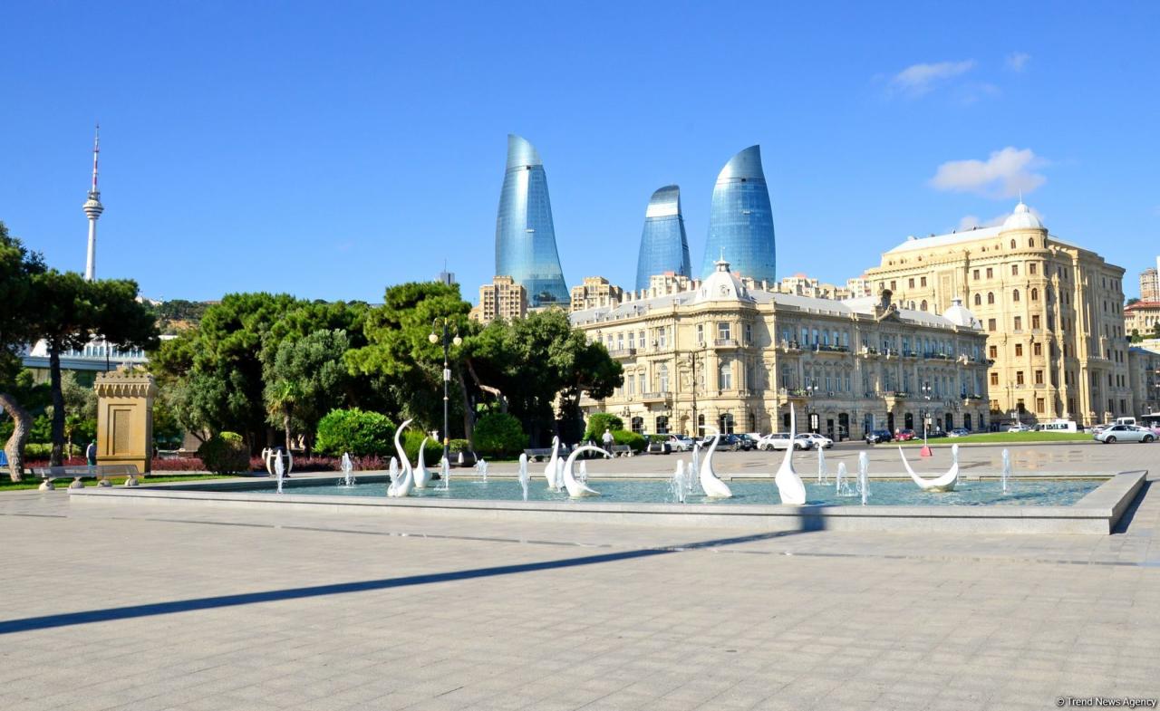 Баку встречает «карантинную осень»