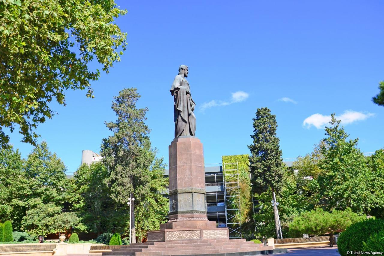 Баку встречает «карантинную осень»