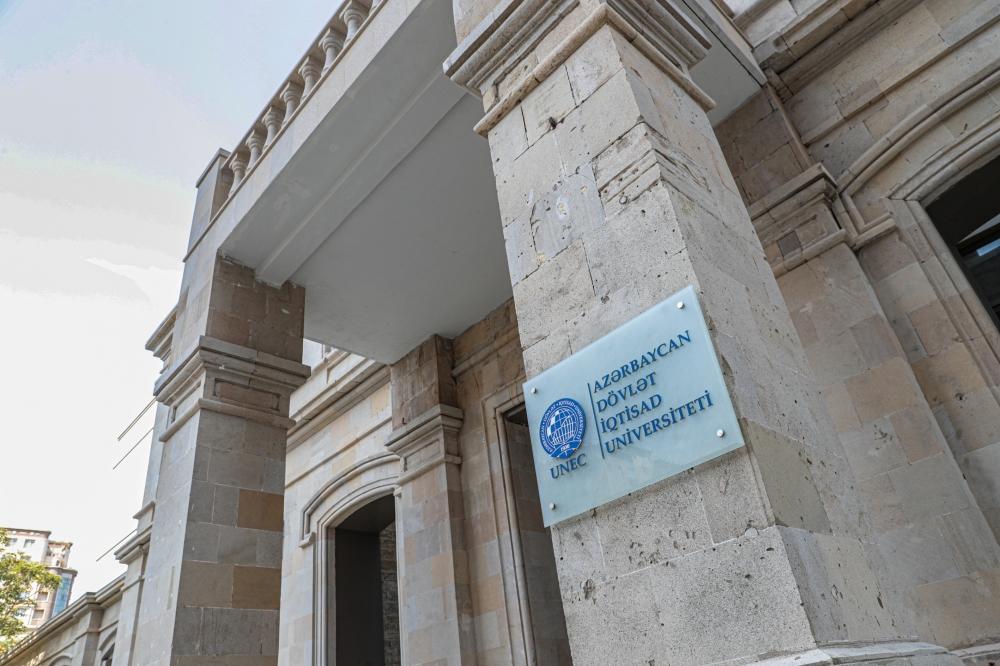 Президент Ильхам Алиев и Первая леди Мехрибан Алиева приняли участие в мероприятии по сдаче в пользование заново отстроенного учебного корпуса UNEC