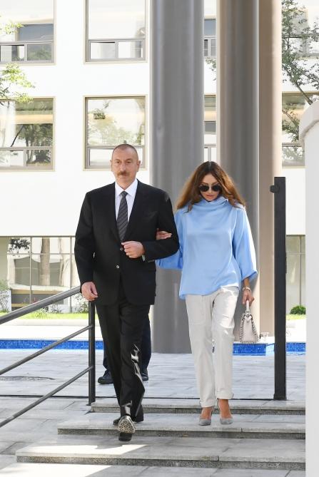 Президент Ильхам Алиев и Первая леди Мехрибан Алиева приняли участие в мероприятии по сдаче в пользование заново отстроенного учебного корпуса UNEC
