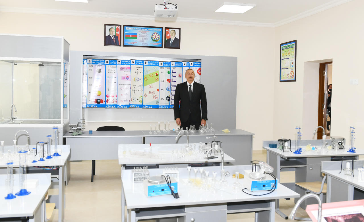 Президент Ильхам Алиев ознакомился с работами по капитальному ремонту, а также принял участие в открытии нового корпуса школы №251 в Баку