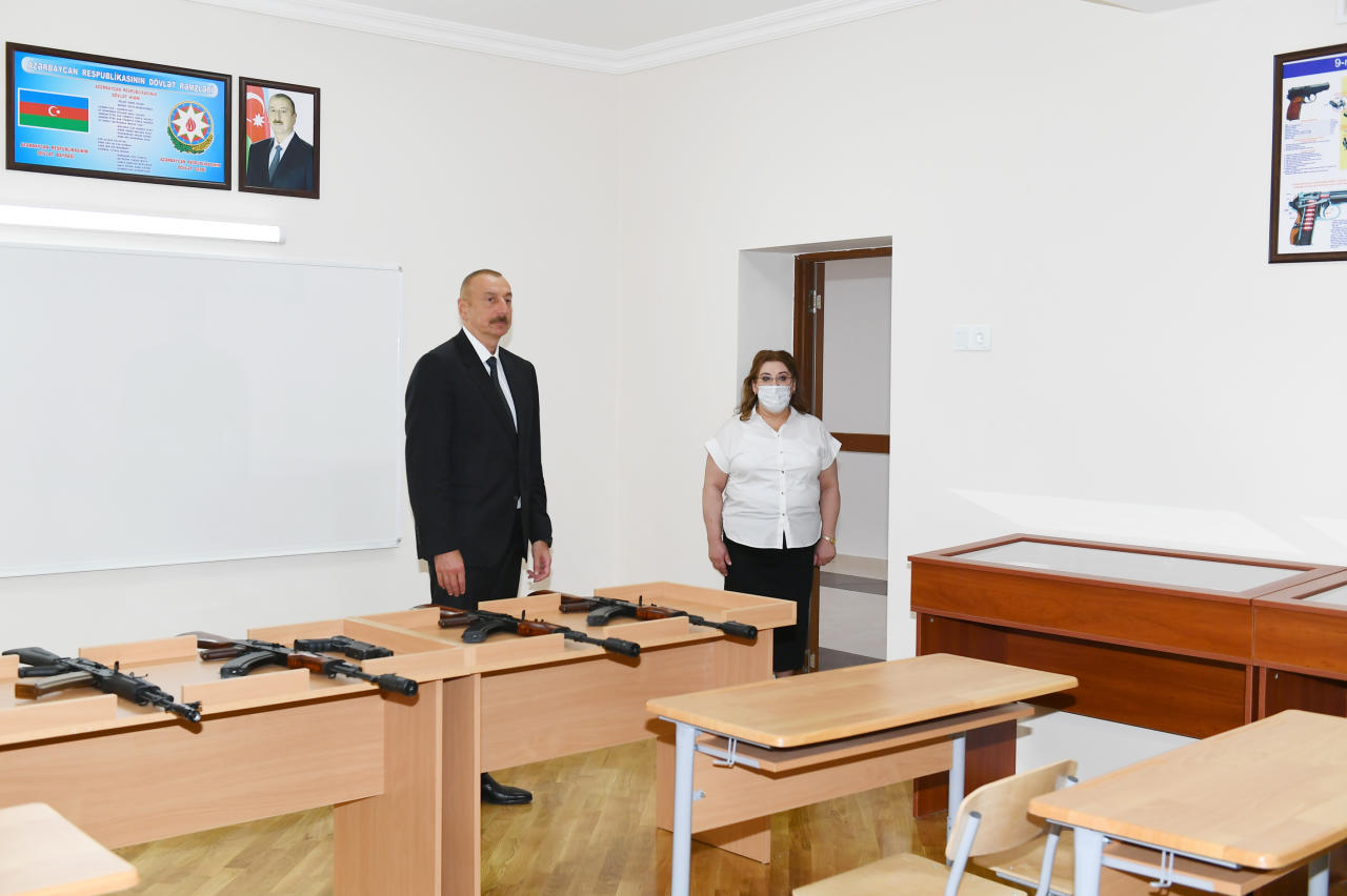 Президент Ильхам Алиев ознакомился с работами по капитальному ремонту, а также принял участие в открытии нового корпуса школы №251 в Баку