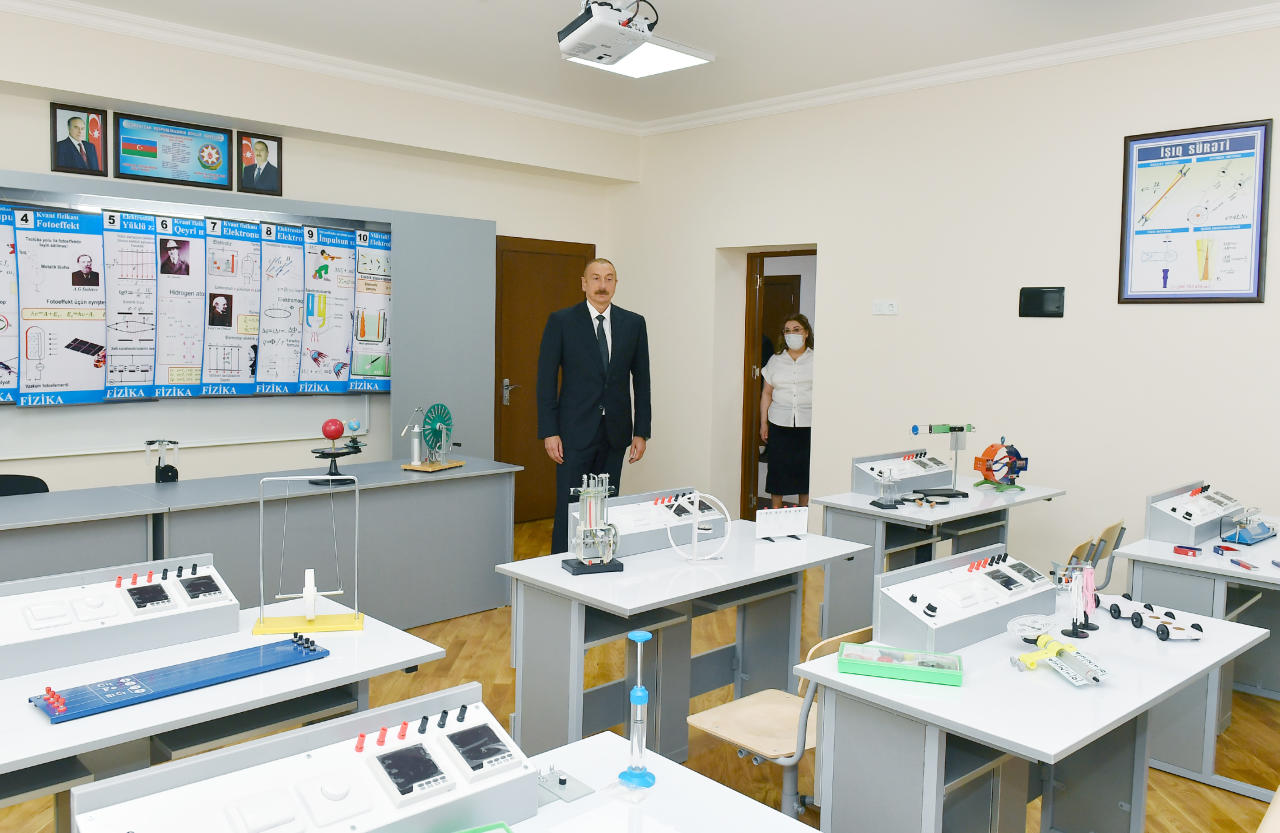 Президент Ильхам Алиев ознакомился с работами по капитальному ремонту, а также принял участие в открытии нового корпуса школы №251 в Баку