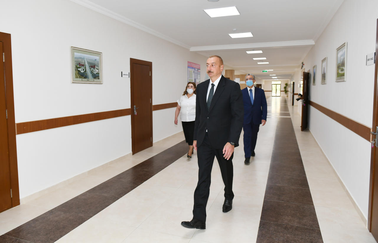 Президент Ильхам Алиев ознакомился с работами по капитальному ремонту, а также принял участие в открытии нового корпуса школы №251 в Баку