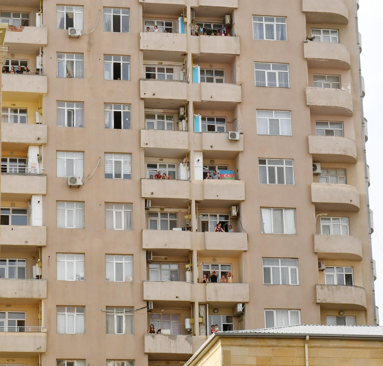 Бакинцы тепло приветствовали Президента Ильхама Алиева
