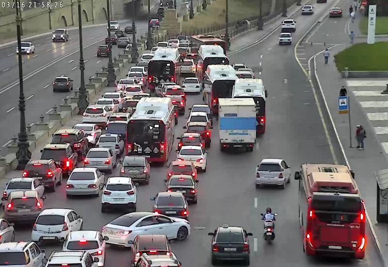 На ряде улиц и проспектов Баку затруднено движение транспорта